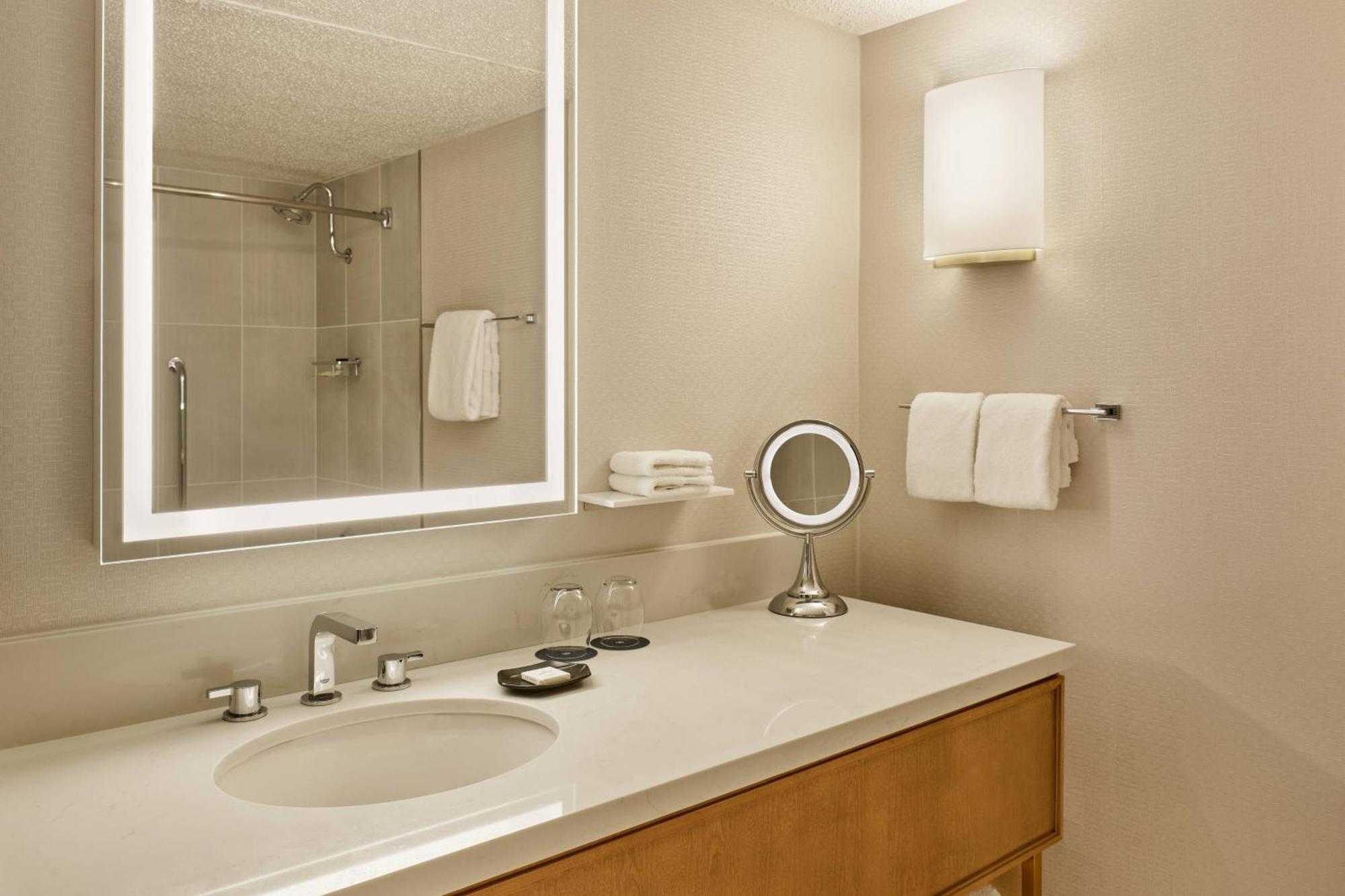Sheraton Portland Airport Hotel Bagian luar foto