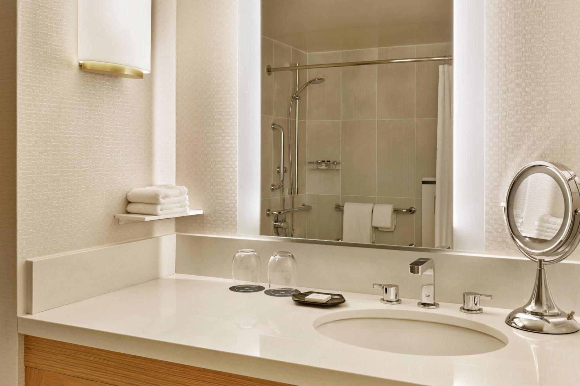 Sheraton Portland Airport Hotel Bagian luar foto