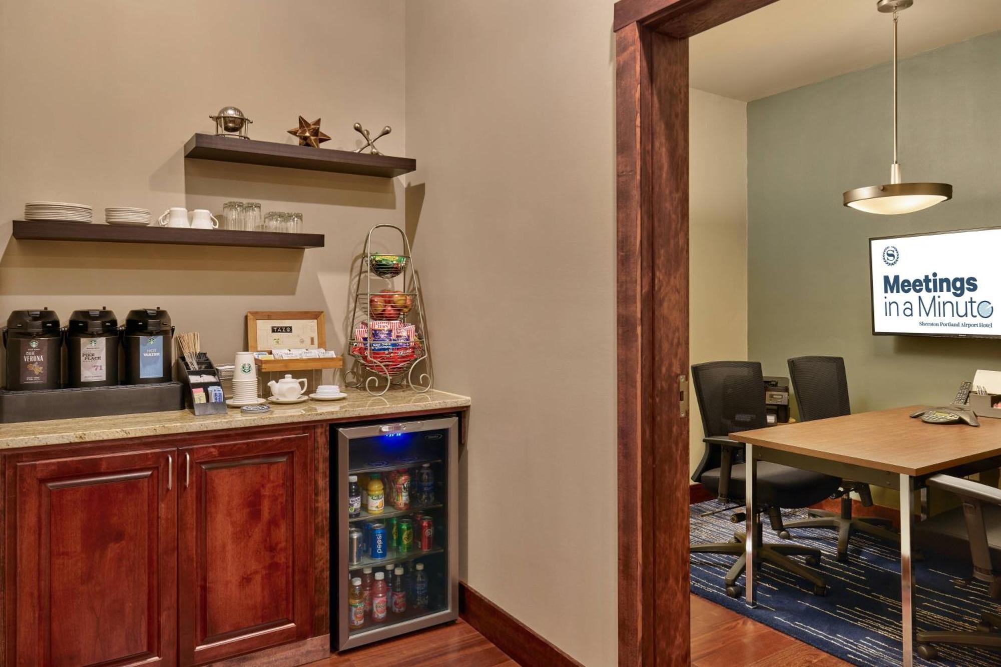 Sheraton Portland Airport Hotel Bagian luar foto